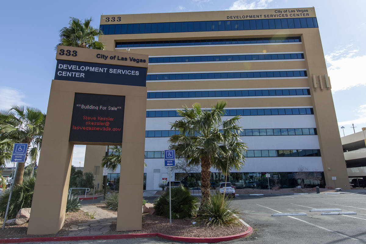 Un edificio de oficinas de nueve pisos propiedad de la ciudad de Las Vegas en 333 North Rancho ...