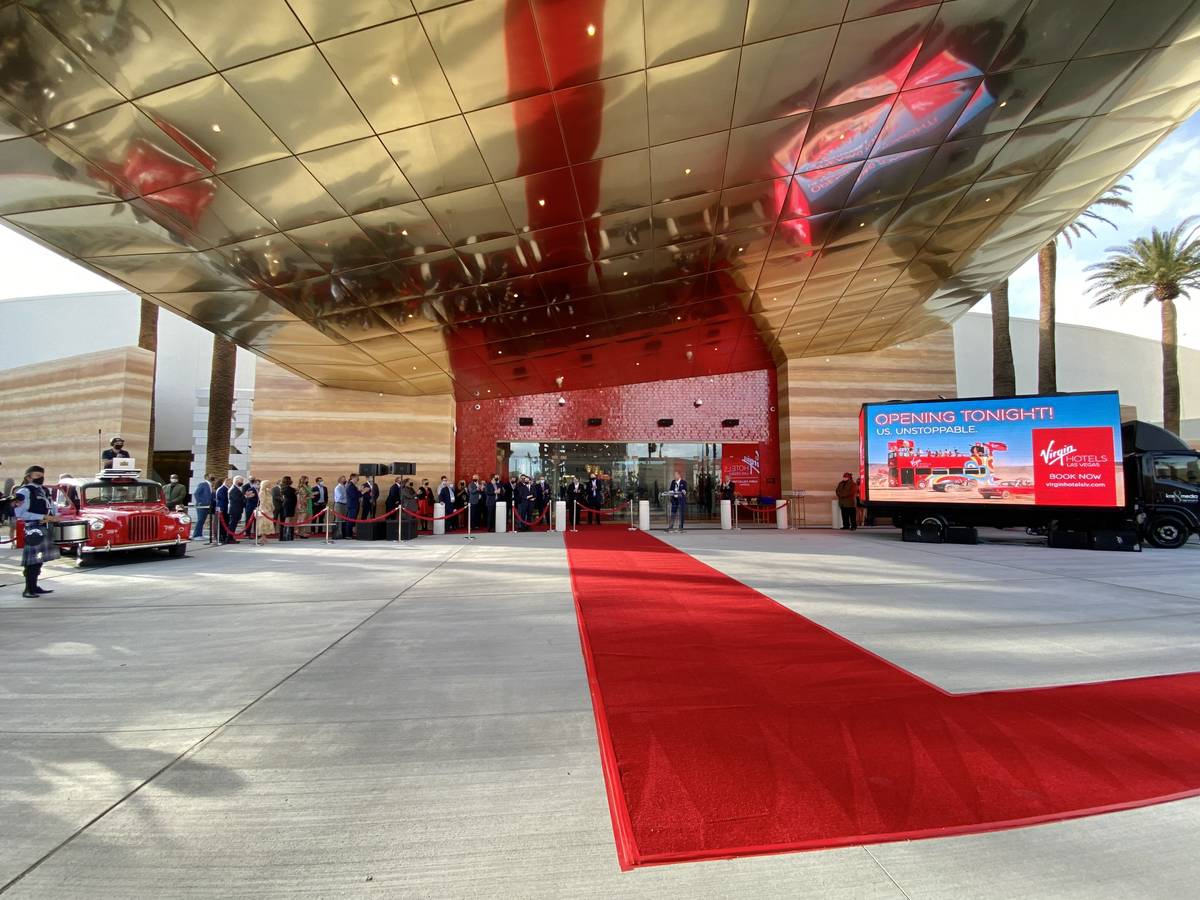 Invitados esperan la apertura de Virgin Hotels Las Vegas el jueves, 25 de marzo de 2021. (L.E. ...