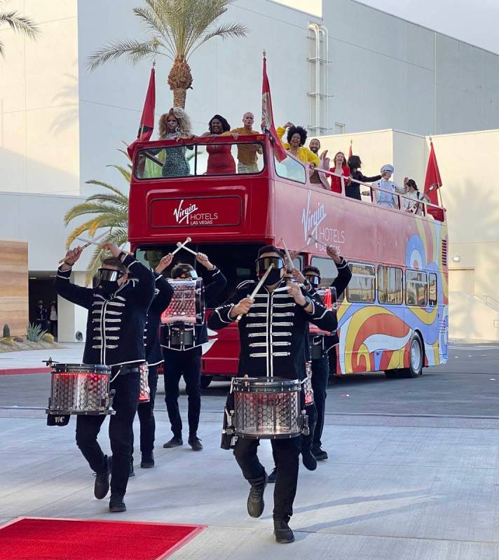 Tamborileros y bailarines llegan a la inauguración de Virgin Hotels Las Vegas el jueves, 25 de ...