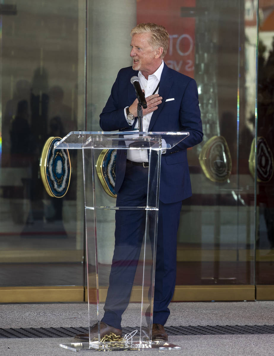 James Bermingham, CEO de Virgin Hotels habla durante las ceremonias de apertura de Virgin Hotel ...