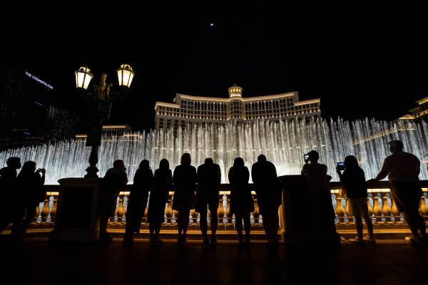 Visitantes disfrutan del espectáculo Fountains of Bellagio el viernes, 19 de marzo de 2021, en ...