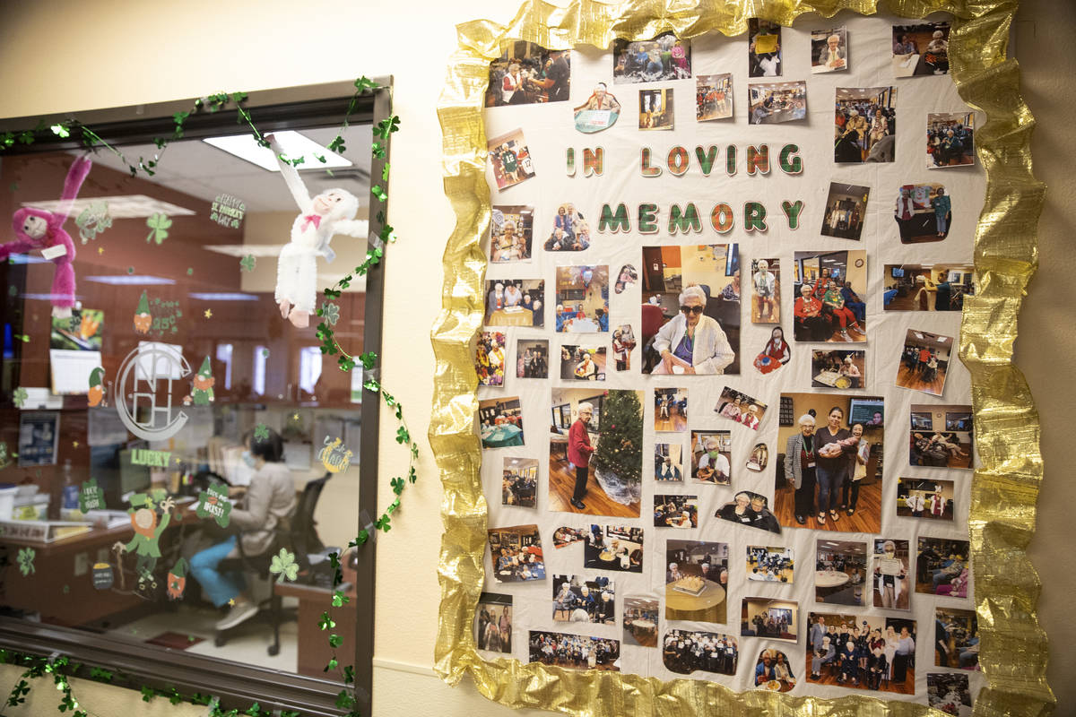 Fotos en una pared recuerdan a antiguos miembros del Nevada Adult Daycare Health Center en Las ...
