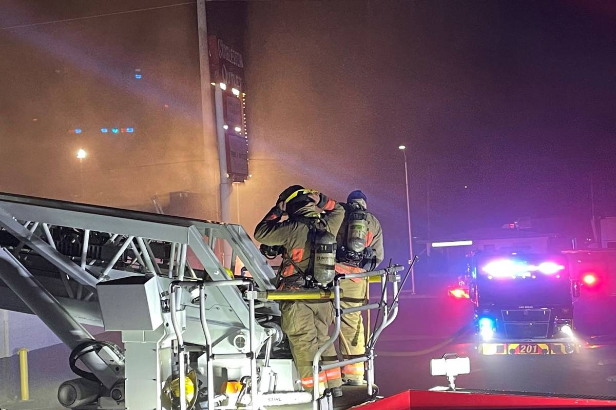 Bomberos de Las Vegas luchan contra un incendio en la tienda de segunda mano Charleston Outlet ...