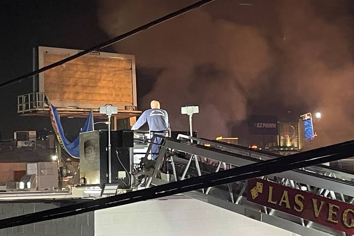 Bomberos de Las Vegas luchan contra un incendio en la tienda de segunda mano Charleston Outlet ...