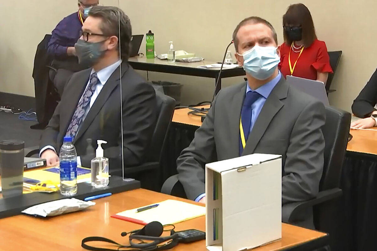 En esta imagen de video, el abogado defensor Eric Nelson, a la izquierda, y el ex oficial de po ...