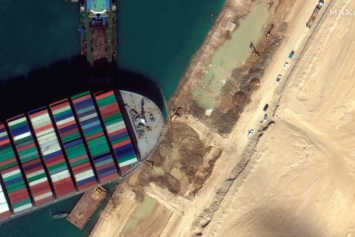 Esta imagen de satélite de Maxar Technologies muestra el MV Ever Given atascado en el Canal de ...