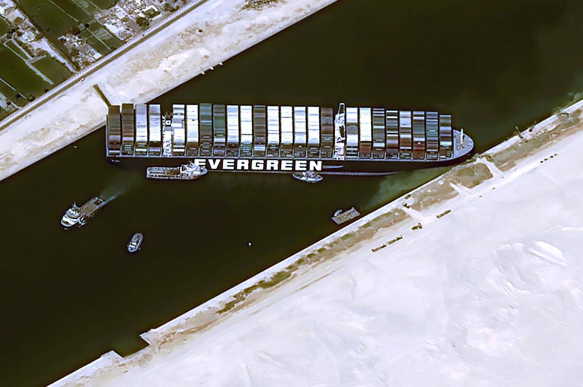 Esta imagen de satélite de Cnes2021 muestra el MV Ever Given atascado en el Canal de Suez, Egi ...