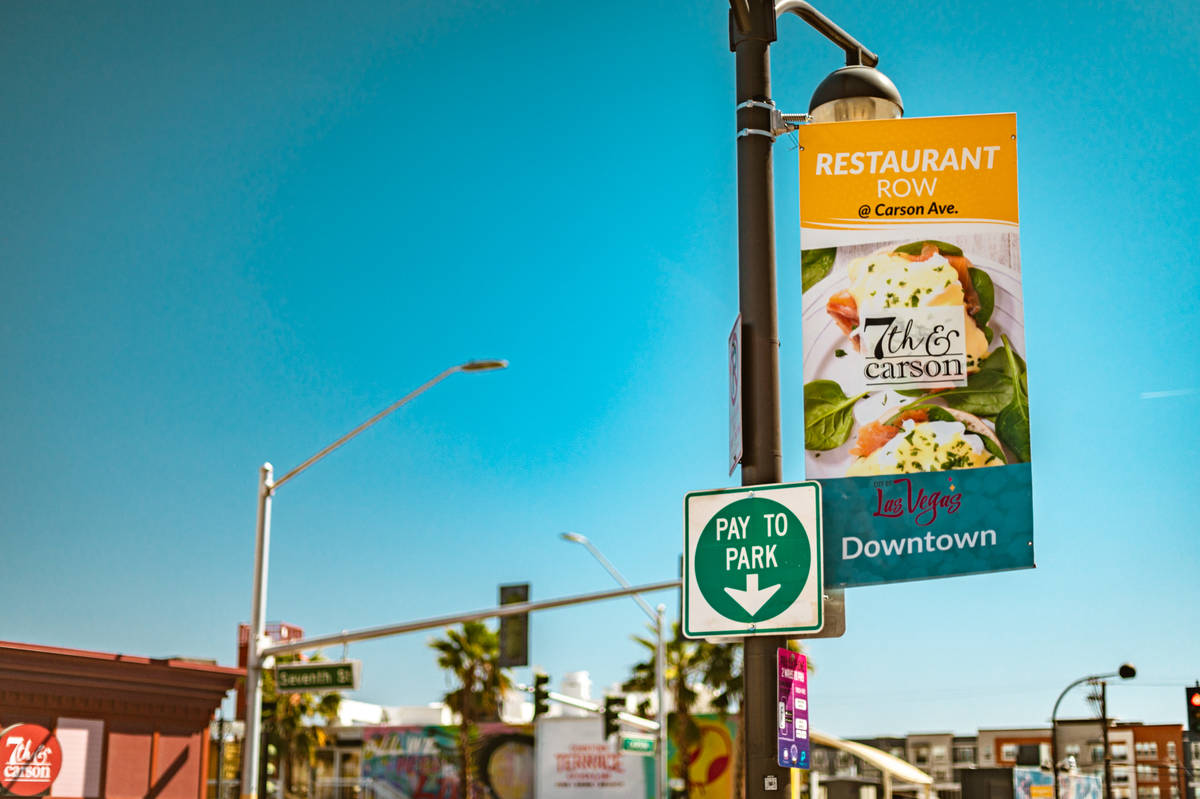 Pancartas señalan a los visitantes del centro dónde se encuentran: Restaurant Row. (City of L ...
