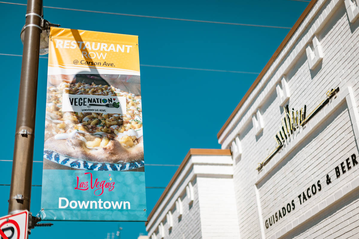 Pancartas señalan a los visitantes del centro dónde se encuentran: Restaurant Row. (City of L ...