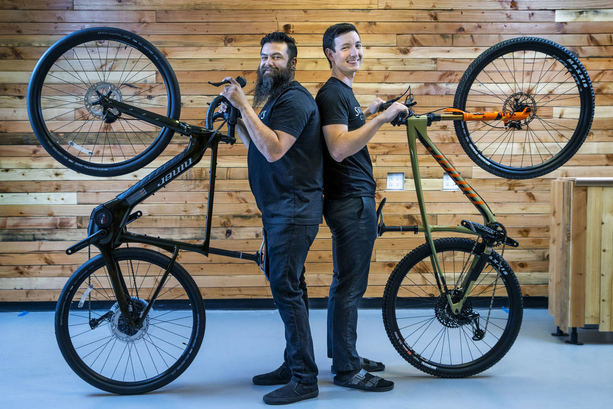 Swanny's Cycles es una nueva tienda de bicicletas fundada por Joseph Garey, a la derecha, super ...