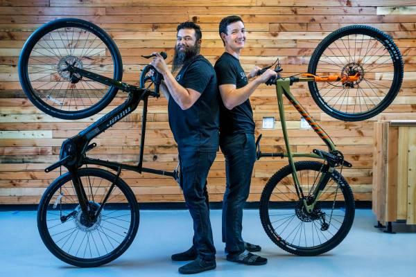Swanny's Cycles es una nueva tienda de bicicletas fundada por Joseph Garey, a la derecha, super ...