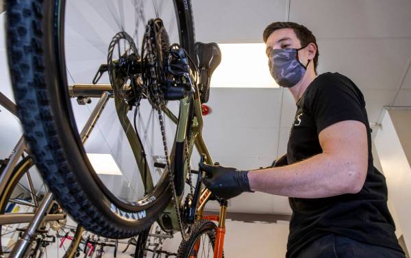 Swanny's Cycles es una nueva tienda de bicicletas fundada por Joseph Garey, superviviente del t ...
