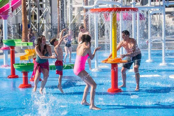 Las vacaciones en la “Splash Zone” del Circus Circus elevan la temperatura de verano con di ...