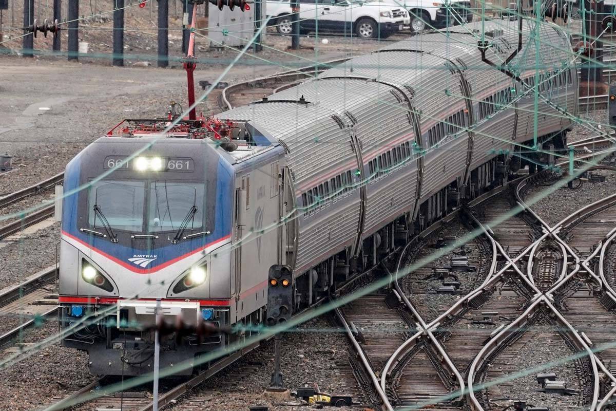 Un tren de Amtrak sale de la estación de 30th Street en Filadelfia, el miércoles 31 de marzo ...