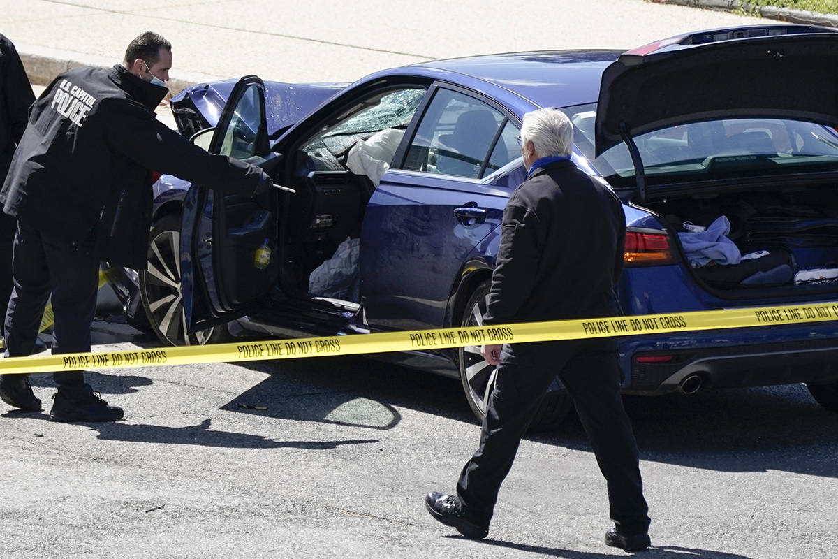 Agentes de la Policía del Capitolio de EE.UU. analizan un automóvil que se estrelló contra u ...