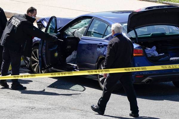 Agentes de la Policía del Capitolio de EE.UU. analizan un automóvil que se estrelló contra u ...