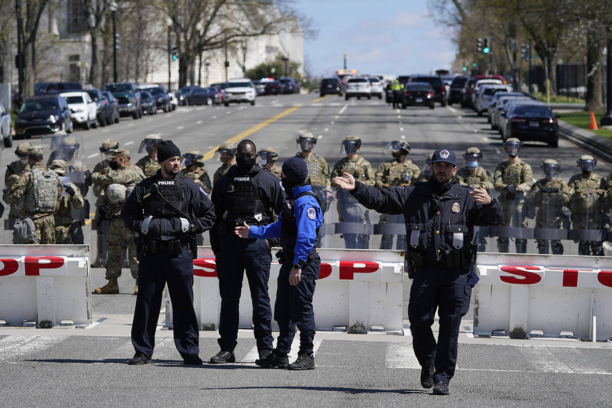 Miembros de la Policía del Capitolio de los Estados Unidos montan guardia cerca de la escena d ...