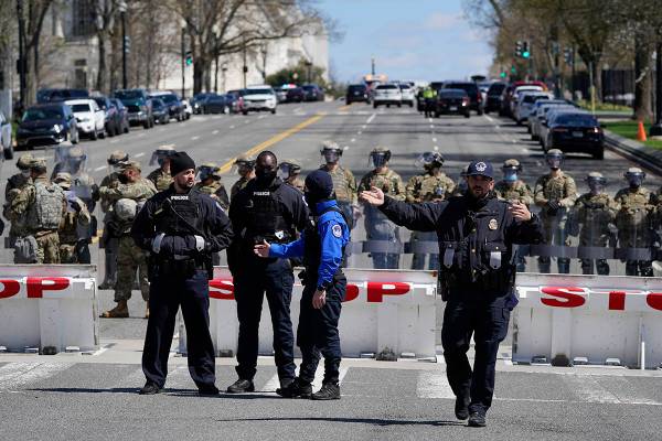 Miembros de la Policía del Capitolio de los Estados Unidos montan guardia cerca de la escena d ...