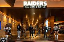 La inauguración de “Raiders Tavern & Grill” se hizo oficial con una ceremonia de corte de ...