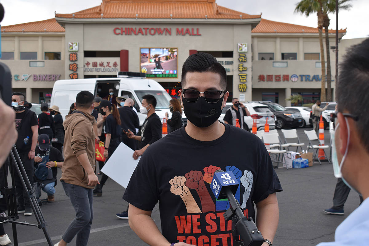 El activista de origen asiático Randy Gao, acudió al evento denominado “Stop Asian Hate” ...