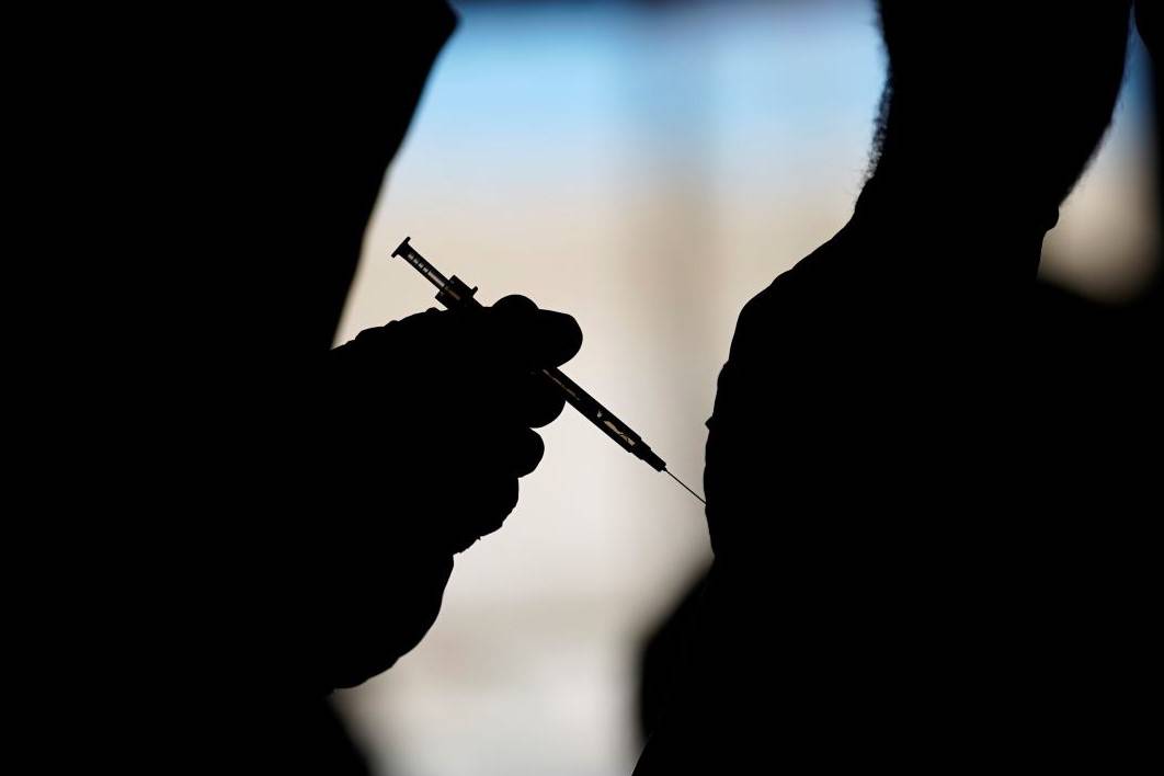 Un hombre recibe la vacuna contra COVID-19 en un centro de vacunación en Las Vegas en febrero ...