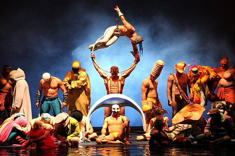 El elenco de "O" del Cirque du Soleil se presenta durante el espectáculo del 10º aniversario ...