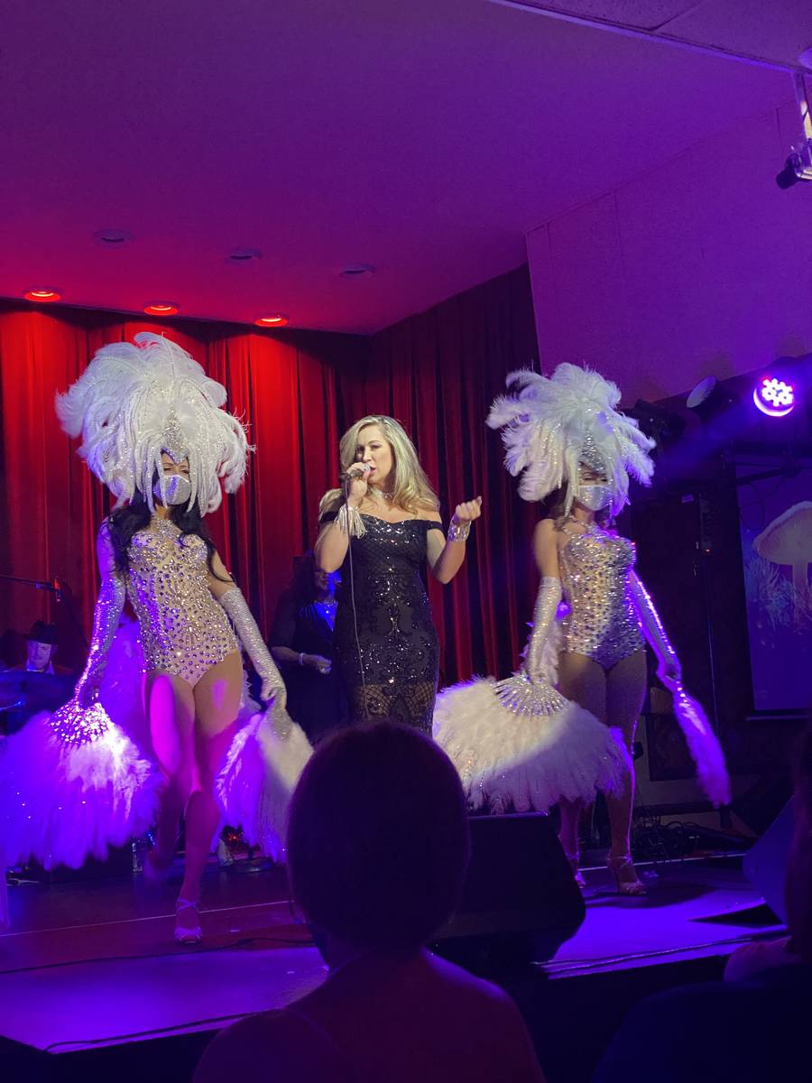 Jaime Lynch se presenta con las ZB Showgirls en Italian American Club el jueves, 1° de abril d ...