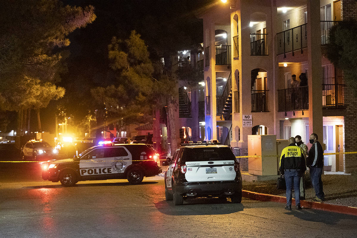 La policía de Las Vegas investiga la escena de un homicidio en la cuadra 3600 de Paradise Road ...
