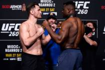Stipe Miocic y Francis Ngannou se enfrentan durante el pesaje del UFC 260 en UFC APEX el 26 de ...