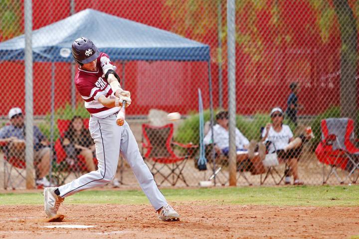 Ethan Daniel (17), de Cimarron-Memorial, batea la pelota contra Arbor View en el juego de segun ...