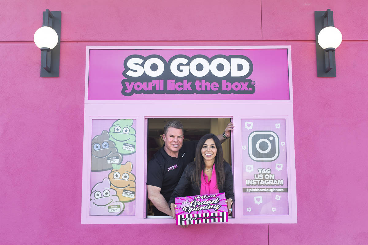 Los dueños de Pinkbox Doughnuts, Stephen Siegel y Judith Siegel, en el drive-thru de su nueva ...