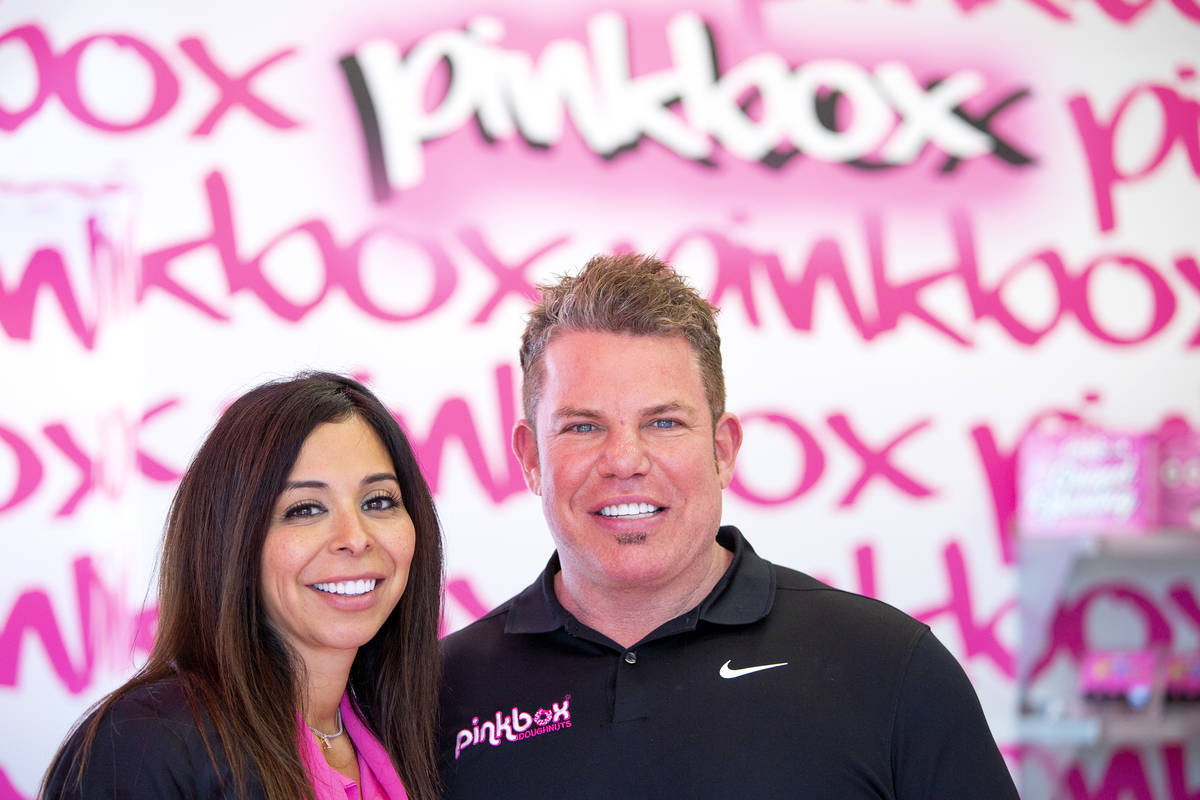 Los dueños de Pinkbox, Judith y Stephen Siegel, en su nueva tienda, que abre el sábado. El nu ...