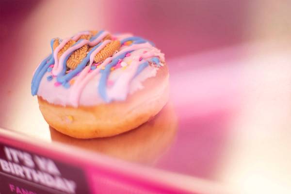 La dona "It's Ya Birthday" en el nuevo local de Pinkbox Doughnuts en East Sunset, que abrirá e ...
