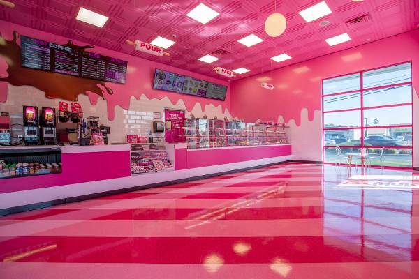 El nuevo local de Pinkbox Doughnuts abre el 10 de abril en East Sunset Road. (Ellen Schmidt/Las ...