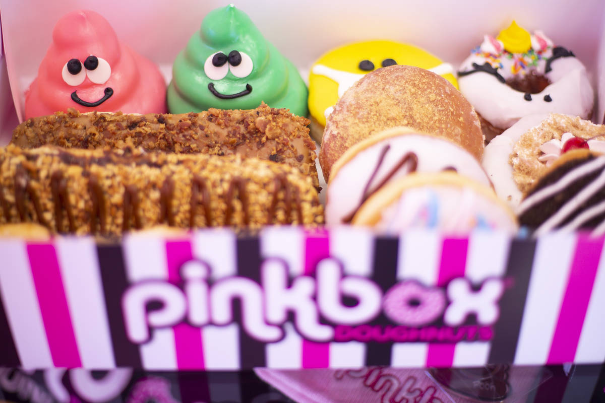 Una docena de donas se exponen en el nuevo Pinkbox Doughnuts, que abrirá el 10 de abril, en Ea ...
