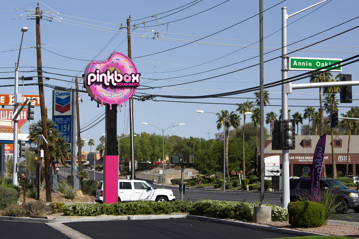 El nuevo local de Pinkbox Doughnuts abre el 10 de abril en East Sunset Road. (Ellen Schmidt/Las ...