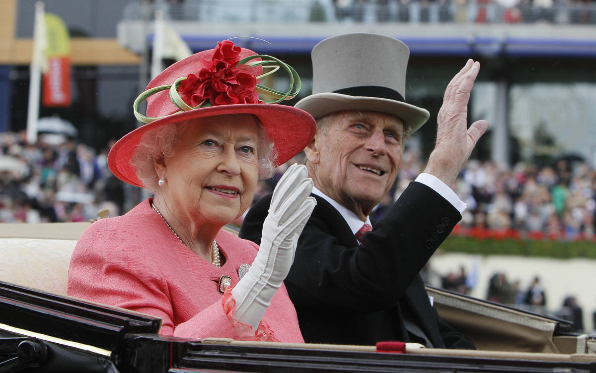 La reina Isabel II de Gran Bretaña y el príncipe Phillip llegan en coche de caballos a la pis ...