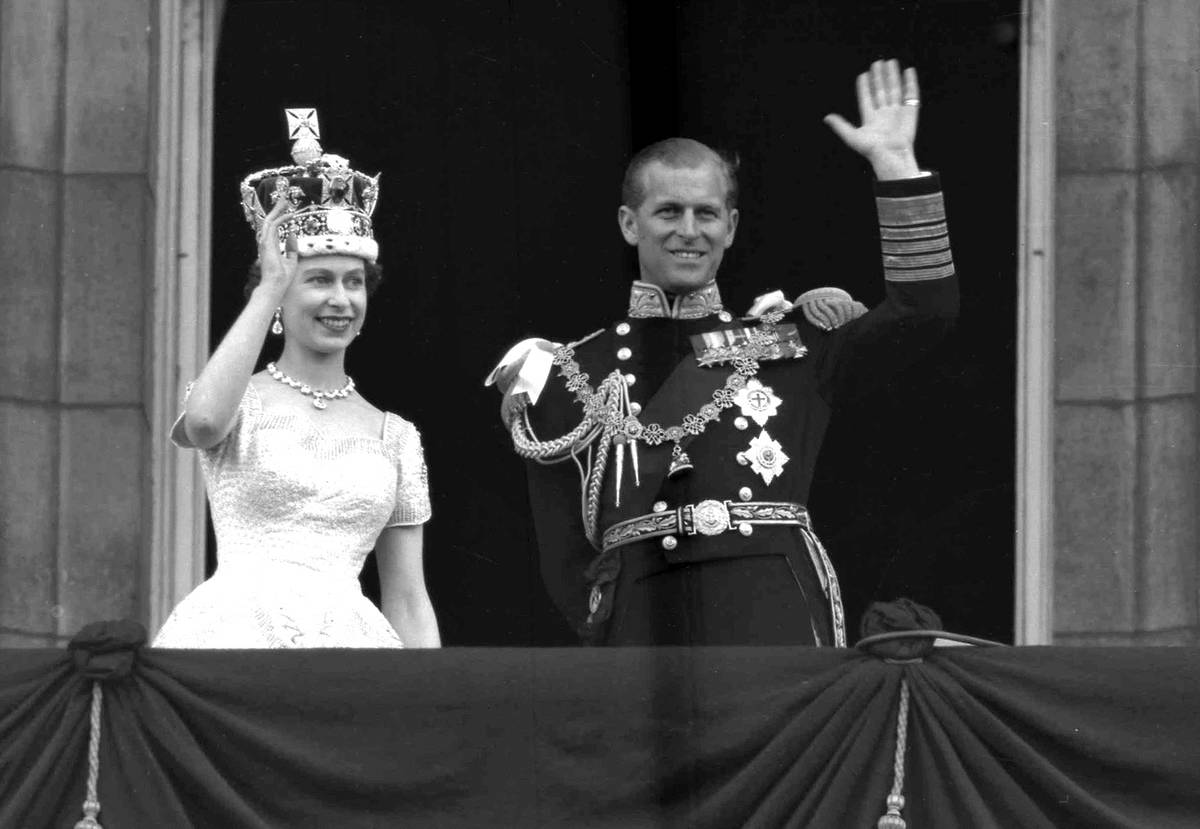 Esta es una foto de archivo del 2 de junio de 1953 de la Reina Isabel II de Gran Bretaña y el ...