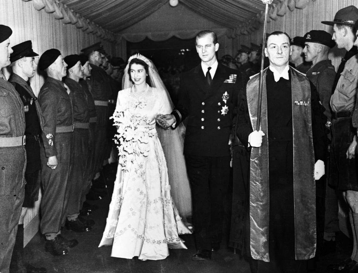 La princesa Isabel de Gran Bretaña y su marido, el duque de Edimburgo, salen de Westminster Ab ...