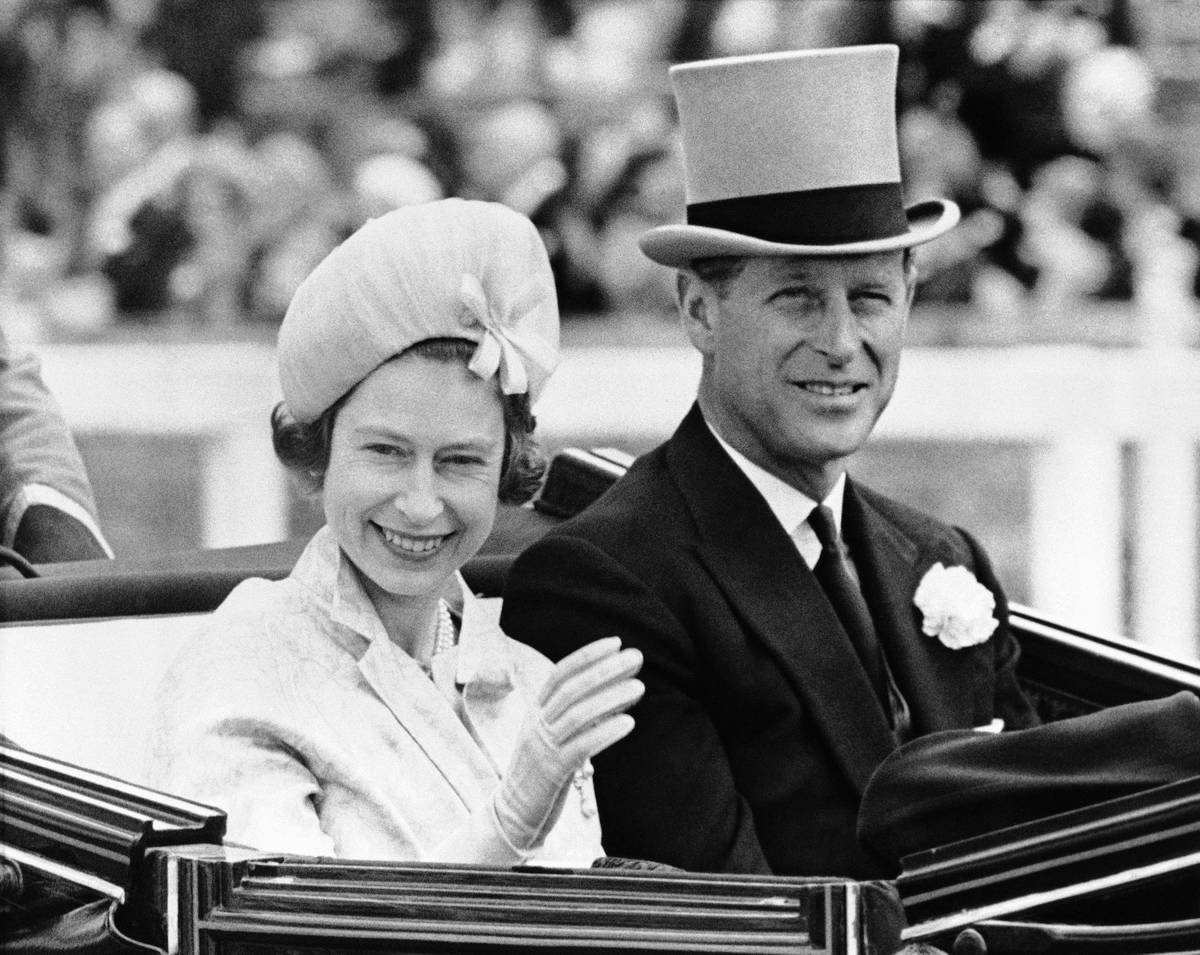 El Príncipe Philip llevaba la tradicional cofia gris mientras acompañaba a la Reina Isabel II ...