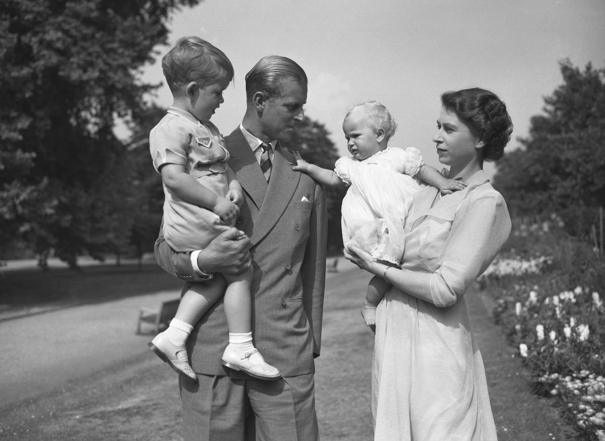 La princesa Isabel junto a su marido, el príncipe Philip, el duque de Edimburgo, y sus hijos, ...