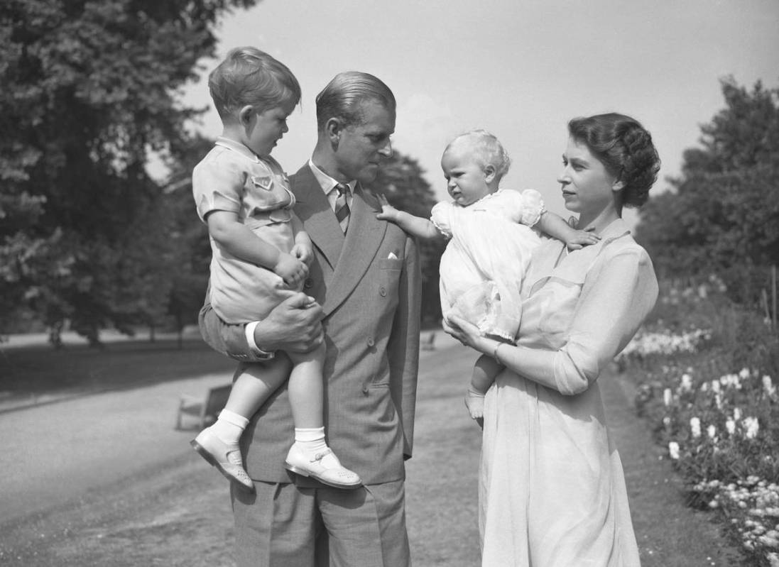 La princesa Isabel junto a su marido, el príncipe Philip, el duque de Edimburgo, y sus hijos, ...