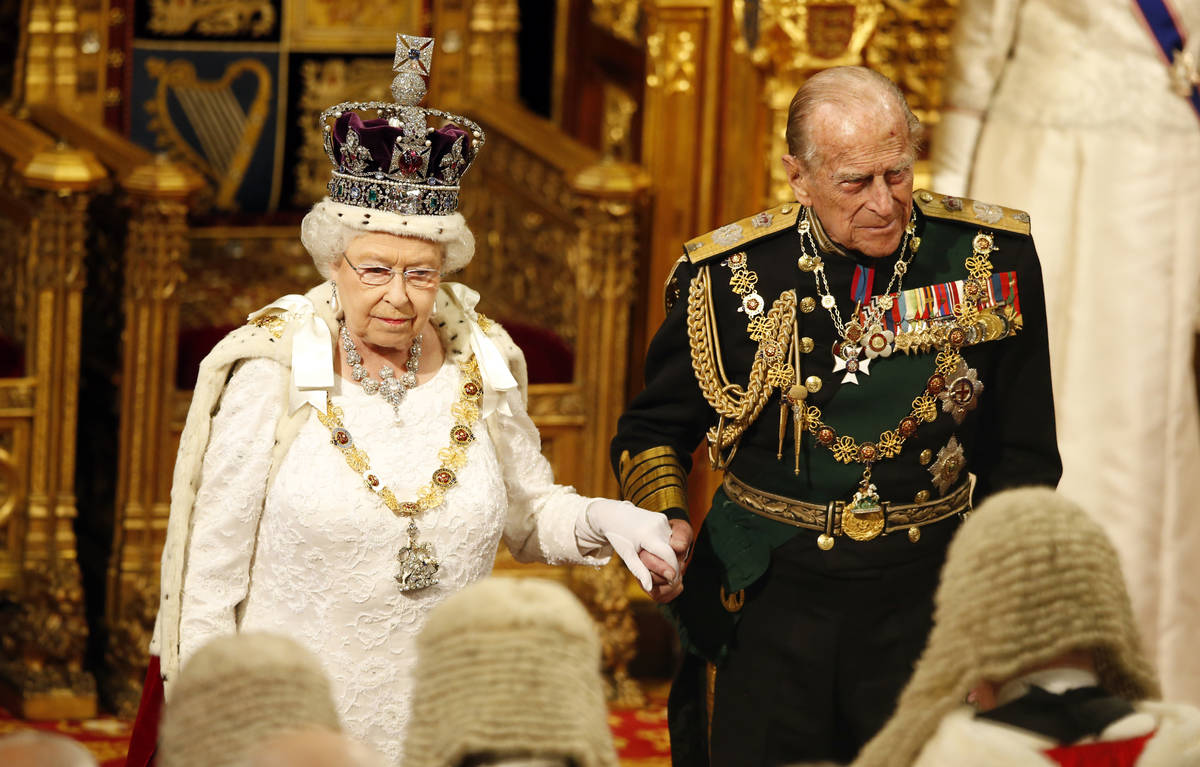 La reina Isabel de Inglaterra, acompañada por el príncipe Philip, mira a los legisladores reu ...