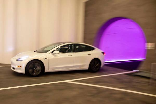 Un coche eléctrico de Tesla entra en la Estación Central del Boring Company’s Convention Ce ...