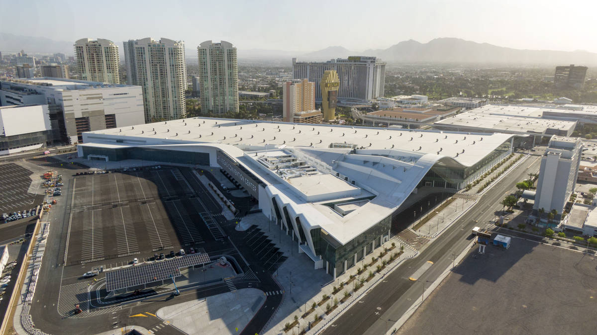 Vista aérea de la ampliación del Las Vegas Convention Center el martes, 6 de abril de 2021. ( ...