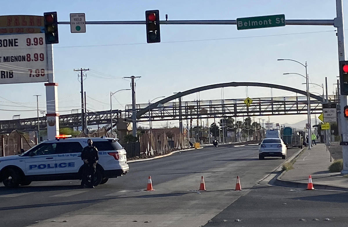 La policía de North Las Vegas bloquea un tramo de Las Vegas Boulevard North cerca de Poker Pal ...