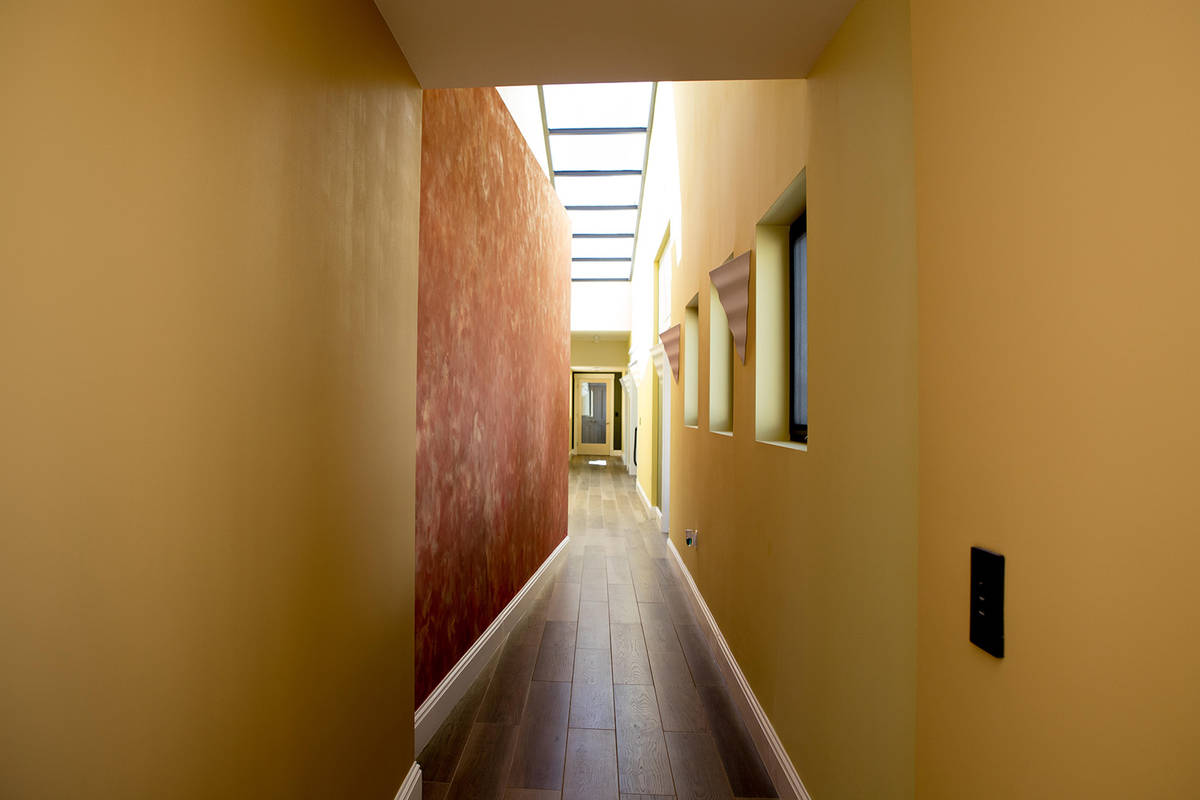 Los pasillos conducen a habitaciones secretas. (Tonya Harvey Real Estate Millions)