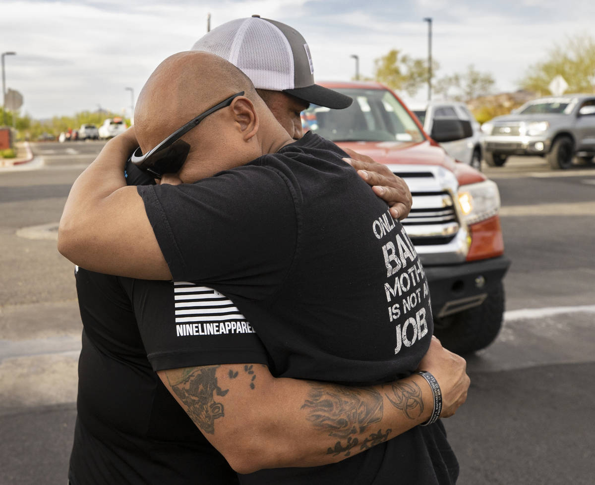 Richard Velásquez, izquierda, padre de Aaliyah Velásquez, recibe un abrazo de un miembro de S ...