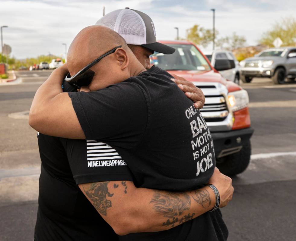 Richard Velásquez, izquierda, padre de Aaliyah Velásquez, recibe un abrazo de un miembro de S ...