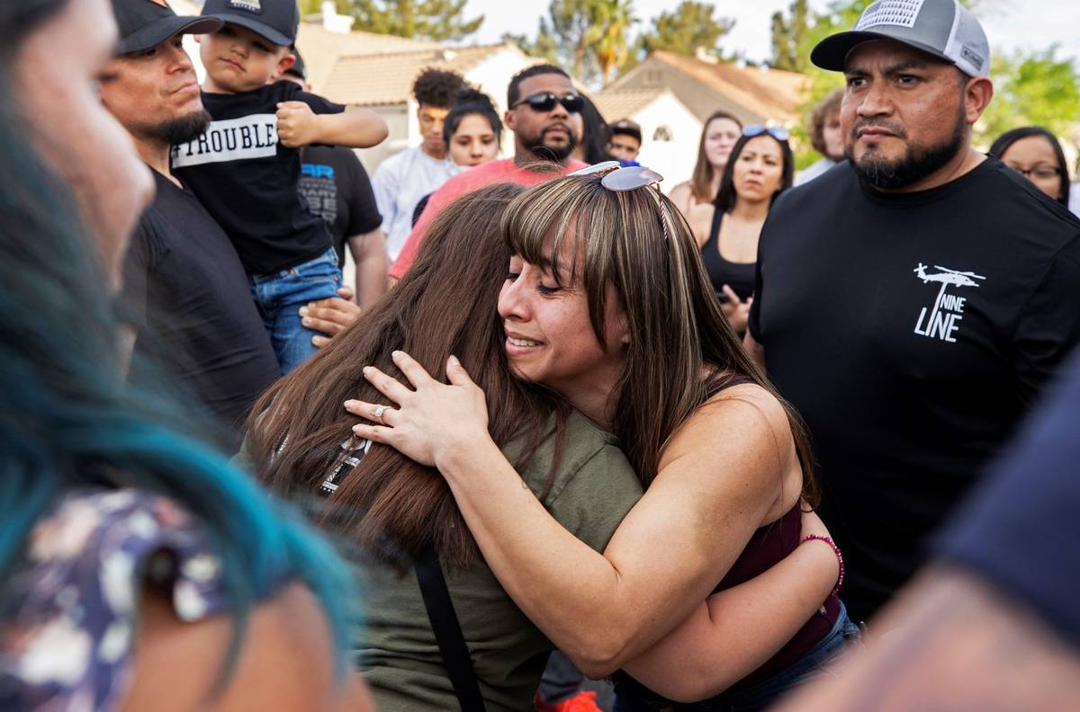 Carmen Velásquez, centro/de frente, madre de Aaliyah Velásquez, de nueve años, que fue atrop ...